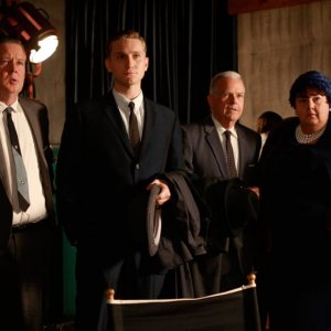 Joel Murray, Aaron Staton, Steve Stapenhorst e Jan Hoag nell'episodio The Benefactor di Mad Men