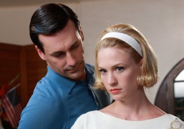 Jon Hamm e January Jones in una scena dell'episodio Maidenform di Mad Men