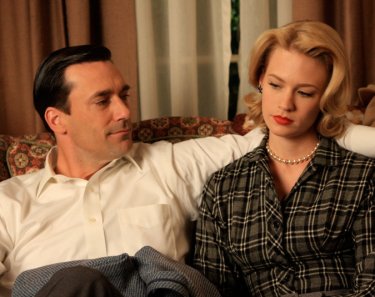 Jon Hamm e January Jones in una scena di For Those Who Think Young di Mad Men