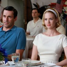 Jon Hamm e January Jones in una scena di Maidenform di Mad Men