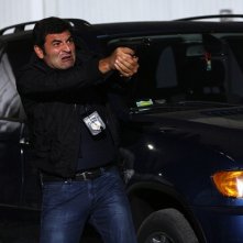 Max Giusti in una scena drammatica di Distretto di Polizia 8