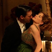 Melinda Mcgraw E Jon Hamm In Una Scena Passionale Dell Episodio The Benefactor Di Mad Men 87217
