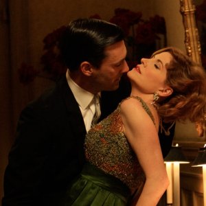 Melinda McGraw e Jon Hamm in una scena passionale dell'episodio The Benefactor di Mad Men
