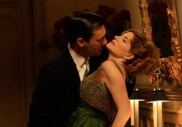 Melinda McGraw e Jon Hamm in una scena passionale dell'episodio The Benefactor di Mad Men