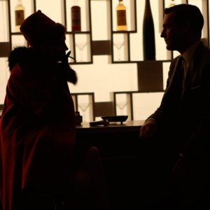 Melinda McGraw e Jon Hamm nell'episodio The Benefactor di Mad Men