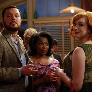 Michael Gladis, Donielle Artese e Christina Hendricks in una scena di Flight 1 di Mad Men