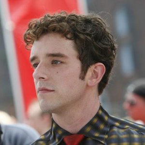 Michael Urie nel primo episodio della terza stagione di Ugly Betty