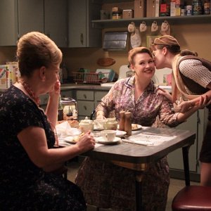 Myra Turley, Audrey Wasilewski ed Elisabeth Moss nell'episodio Flight 1 di Mad Men