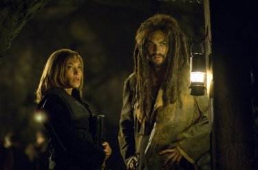 Rachel Luttrell e Jason Momoa nell'episodio 'Outsiders' della serie Stargate Atlantis