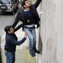 Simone Corrente e Max Giusti in una scena di Distretto di Polizia 8