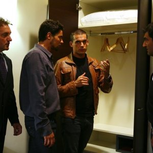 Simone Corrente, Enrico Silvestrin e Max Giusti in una scena di Distretto di Polizia 8