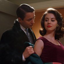 Vincent Kartheiser Ed Alison Brie Nell Episodio For Those Who Think Young Di Mad Men 87206