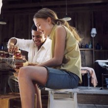 Tristan Wilds e Dakota Fanning in una scena del film The Secret Life of Bees