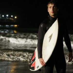 Dustin Milligan in una scena dell'episodio 'We're not in Kansas anymore' della serie tv 90210