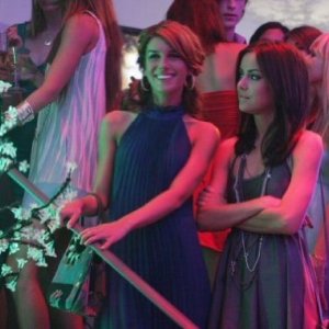 Shenae Grimes e Jessica Stroup in un momento del pilota della serie 90210