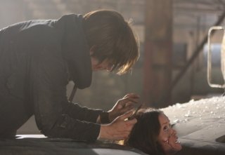 Thomas Dekker e Summer Glau in una scena dell'episodio Samson & Delilah di Terminator: Sarah Connor Chronicles