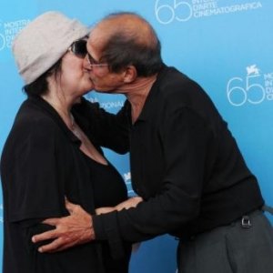 Venezia 2008: Adriano Celentano bacia sua moglie Claudia Mori. Il cantante ha presentato una nuova versione di Yuppi Du.