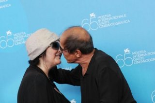 Venezia 2008: Adriano Celentano bacia sua moglie Claudia Mori. Il molleggiato ha presentato una nuova versione di Yuppi Du.