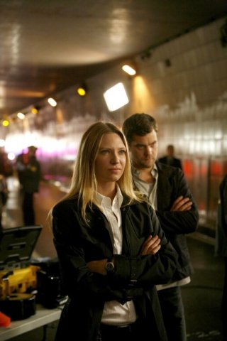 Anna Torv e Joshua Jackson in una scena dell'episodio The Ghost Network di Fringe