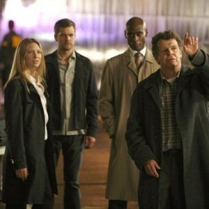 Anna Torv, John Noble, Lance Reddick e Joshua Jackson in un momento dell'episodio The Ghost Network di Fringe