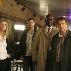 Anna Torv, John Noble, Lance Reddick e Joshua Jackson in una scena dell'episodio The Ghost Network di Fringe