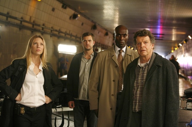 Anna Torv, John Noble, Lance Reddick e Joshua Jackson in una scena dell'episodio The Ghost Network di Fringe
