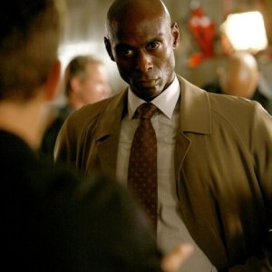 Lance Reddick in una scena dell'episodio The Ghost Network di Fringe