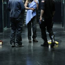 David Hewlett e Joe Flanigan di spalle, insieme a Rachel Luttrell  nell'episodio 'The Prodigal' della serie televisiva Stargate Atlantis