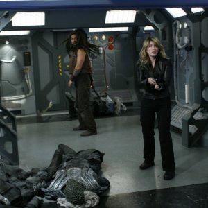 Jason Momoa insieme a Jewel Staite nell'episodio 'The Lost Tribe' della serie Stargate Atlantis