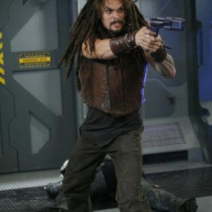 Jason Momoa nell'episodio 'The Lost Tribe' della serie Stargate Atlantis