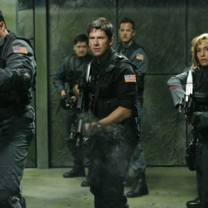 Joe Flanigan e Rachel Luttrlell nell'episodio 'First Contact' della serie Stargate Atlantis
