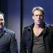 Michael Shangks insieme a David Hewlett in una scena dell'episodio 'The Lost Tribe' della serie tv  Stargate Atlantis