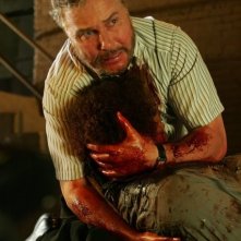 William Petersen e Gary Dourdan in un momento drammatico dell'episodio 'For Warrick' della serie C.S.I.
