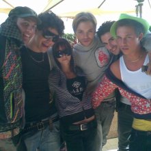 Davide Rossi tra Andrea Montovoli e Fabrizio Vernice con alcune comparse del film AlbaKiara