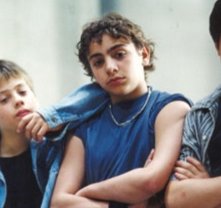 Gianluca Di Gennaro (al centro) in un'immagine del film Certi bambini