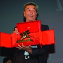 Gianni Di Gregorio con il premio Luigi De Laurentiis per la migliore opera prima di cui è stato insignito a Venezia 65. per il suo Pranzo di Ferragosto