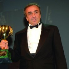 Silvio Orlando Con La Coppa Volpi Ricevuta A Venezia 65 Per La Sua Interpretazione Ne Il Papa Di Giovanna Di Pupi Avati 87632