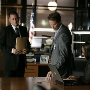 Steven Weber, Anthony LaPaglia e Marianne Jean-Baptiste nell'episodio 'Closure' della serie Senza traccia