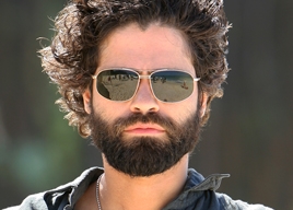 Adrian Grenier in versione barbuta nell'episodio 5x01 Fantasy Island di Entourage