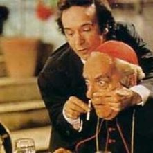 Dante (Roberto Benigni) mostra la medicina al Cardinale in una scena di Johnny Stecchino