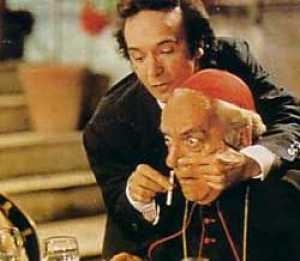 Dante (Roberto Benigni) mostra la medicina al Cardinale in una scena di Johnny Stecchino