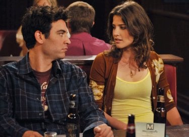 Josh Radnor e Cobie Smulders in una scena dell'episodio Do I Know You? della serie E alla fine arriva mamma!