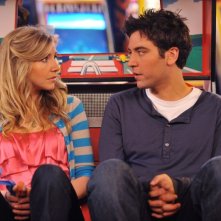 Josh Radnor e Sarah Chalke in una scena dell'episodio Do I Know You? della serie E alla fine arriva mamma!