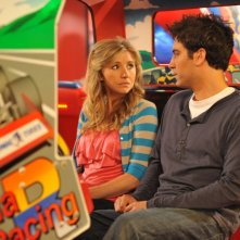 Josh Radnor e Sarah Chalke nell'episodio Do I Know You? della serie E alla fine arriva mamma!