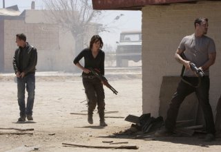 Lena Headey, Brian Austin Green e Dean Winters in una scena dell'episodio The Mousetrap di Terminator: The Sarah Connor Chronicles