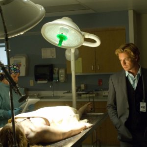 Simon Baker in una scena dell'episodio pilota della serie The Mentalist