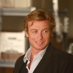 Simon Baker nell'episodio pilota della serie The Mentalist