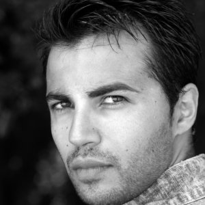 Un intenso primo piano di Ugo Bentivegna