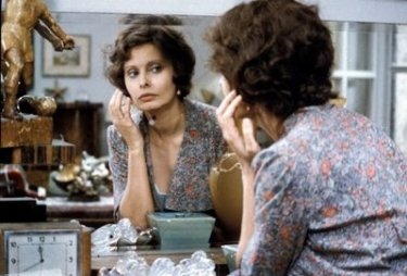 Sophia Loren è Antonietta nel film Una giornata particolare, diretto da Ettore Scola.