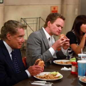 Regis Philbin con altri membri del cast di How I Met Your Mother nell'episodio The Best Burger In New York